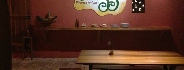 La Pizza is one of Tempat yang Disukai Marina.