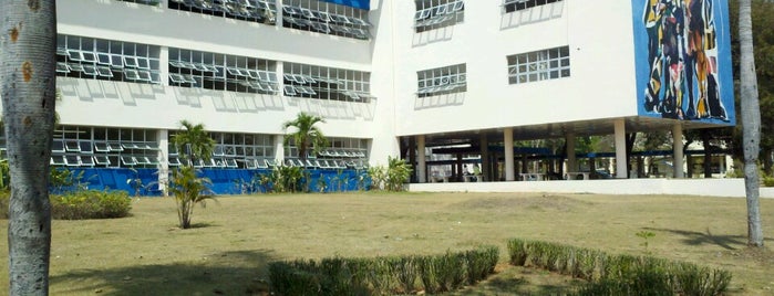 Facultad de Ingeniería y Arquitectura (UASD) is one of Locais curtidos por Michael.