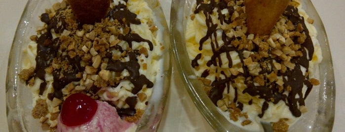 Jasmine Ice Cream & Pastries is one of es krim.