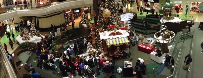 Lakeforest Mall is one of Posti che sono piaciuti a Lynn.