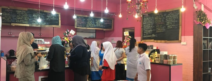 Kak Kiah Coffee House is one of Bakery & Desserts 🍞🍰🍦.