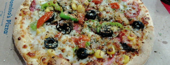 Domino's Pizza is one of Tempat yang Disukai Barış.