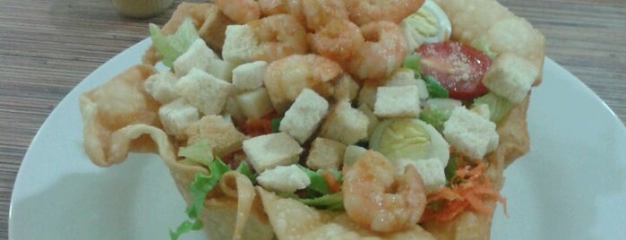 Salad Gourmet is one of Locais curtidos por Marcelo.