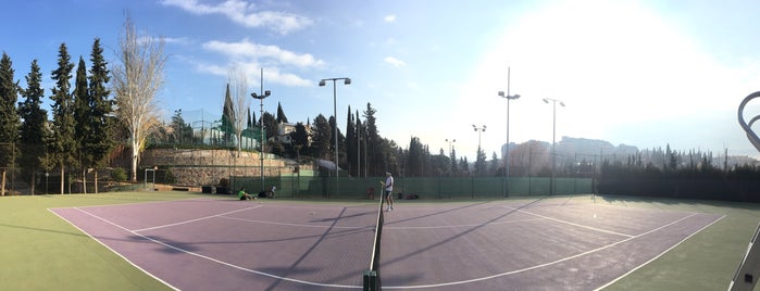 Real Sociedad de Tenis Granada is one of Tempat yang Disukai José Angel.