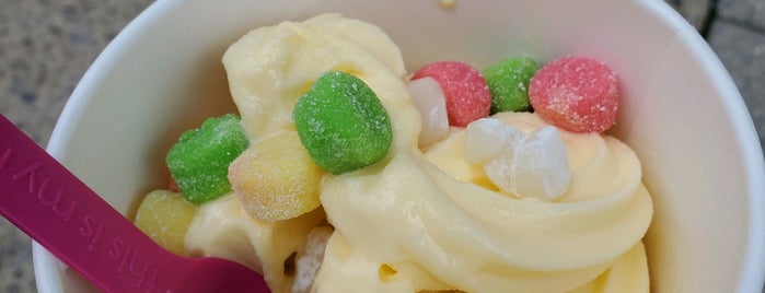Menchie's is one of Lugares favoritos de Todd.