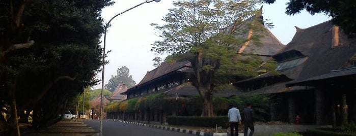 Galeri CC Timur is one of Guide to Bandung's best spots.