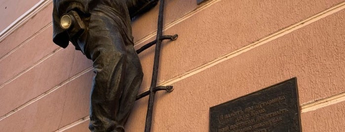 Пам'ятник ліхтарнику Дяді Колі / Monument to lamplighter Uncle Kolya is one of Uzhorod todo.