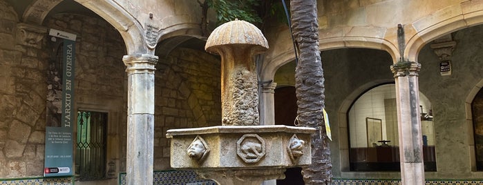 Casa de l'Ardiaca is one of Lugares favoritos de Mei.
