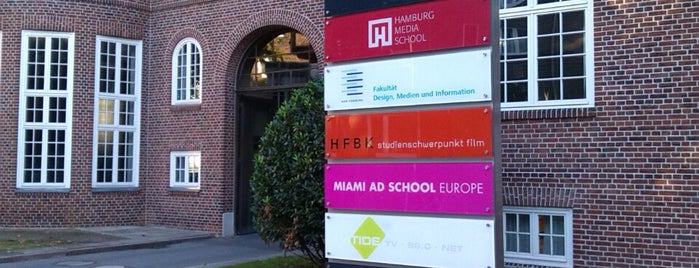 Hamburg Media School is one of Orte, die Ariana gefallen.