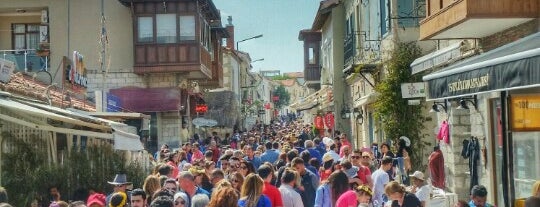 Alaçatı Çarşı is one of Tempat yang Disukai Sina.