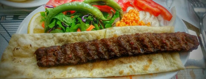 Kuyum Pide & Döner Salonu is one of Sinaさんのお気に入りスポット.
