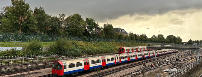 Acton Town London Underground Station is one of 😎 Mariann : понравившиеся места.