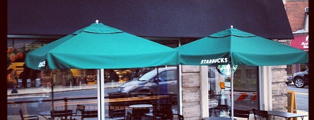 Starbucks is one of สถานที่ที่ Delores ถูกใจ.