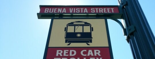 Buena Vista Street is one of สถานที่ที่ Kim ถูกใจ.