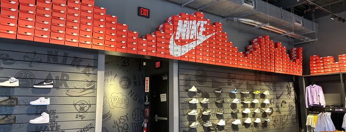 Nike Boston is one of Orte, die Erik gefallen.