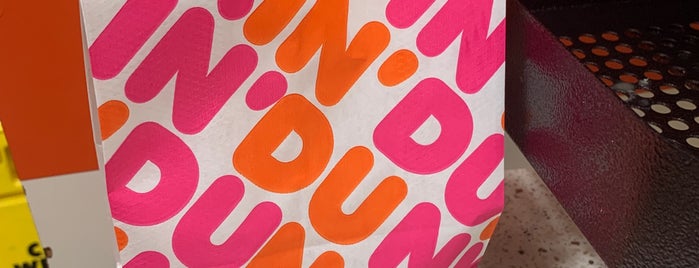 Dunkin' is one of Debbieさんのお気に入りスポット.