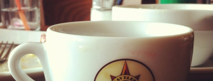 Traveler's Coffee is one of Кофейни в которых нужно побывать.