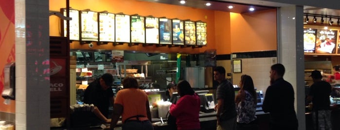 Taco Bell is one of Tempat yang Disukai Alvaro.