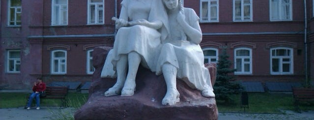 Скульптурная композиция «Читающие девушки» is one of kurgan.