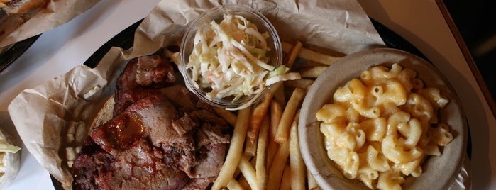 Buz and Ned’s Real Barbecue is one of Lieux qui ont plu à Rachel.