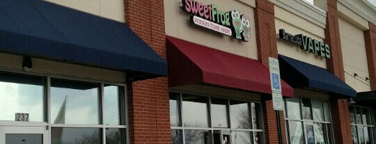 sweetFrog is one of สถานที่ที่ Lori ถูกใจ.