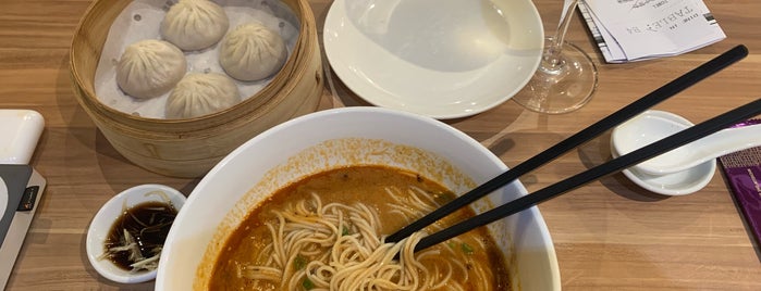 Crystal Jade La Mian Xiao Long Bao is one of สถานที่ที่ Laura ถูกใจ.