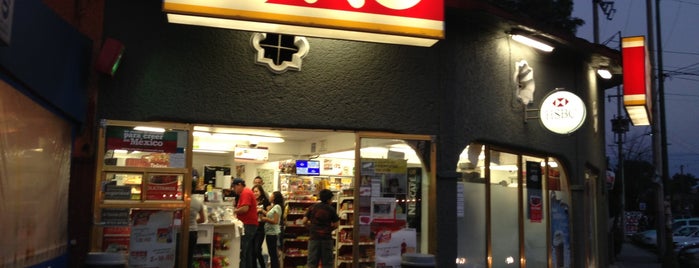 Oxxo is one of Jorgeさんのお気に入りスポット.