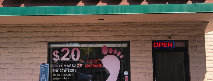 Happy Feet Massage is one of สถานที่ที่ Andreana ถูกใจ.