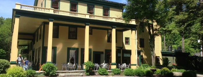 Glen Iris Inn is one of Lugares favoritos de Thomas.