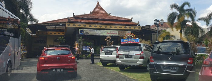 Grha Sarina Vidi is one of สถานที่ที่ Hendra ถูกใจ.