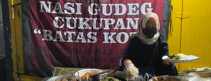 Lesehan Nasi Gudeg Cukupan Batas Kota is one of Holiday (Yogya - Pangandaran - Semarang).