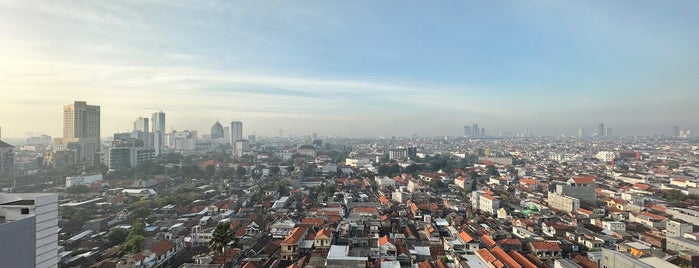 Sheraton Surabaya Hotel & Towers is one of Orte, die Angie gefallen.