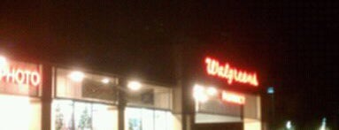 Walgreens is one of สถานที่ที่ Michelle ถูกใจ.
