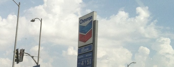 Chevron is one of สถานที่ที่ Phillip ถูกใจ.