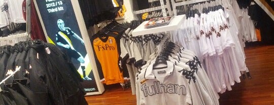 Fulham FC Stadium Store is one of Locais curtidos por Giannis.