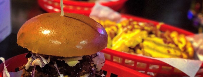 Almost Famous Burgers is one of Locais curtidos por Ilya.