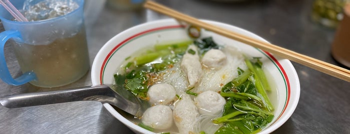 นายเม้ง (ทวีศักดิ์) ก๋วยเตี๋ยวลูกชิ้นปลา is one of BKK food 🥙.