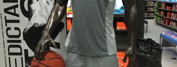 Sports Authority is one of Marlonさんのお気に入りスポット.