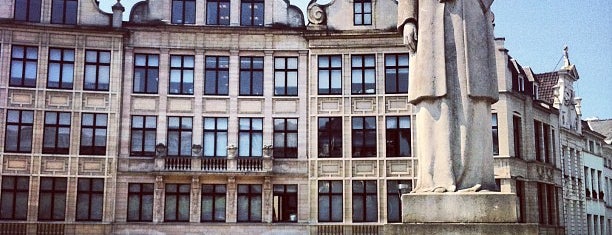 Statue Reine Elisabeth / Standbeeld Koningin Elisabeth is one of Statues de Bruxelles / Standbeelden van Brussel.