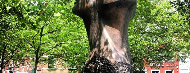 Sculpture Regards de Lumière (3 visages) is one of Statues de Bruxelles / Standbeelden van Brussel.