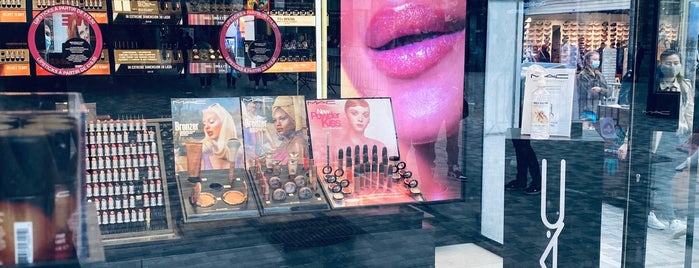 MAC Cosmetics is one of สถานที่ที่ Axelle ถูกใจ.