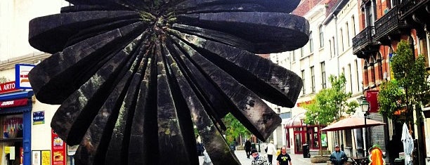 Sculpture en bois (Place Jourdan) is one of Nice spots around Jourdan Square.