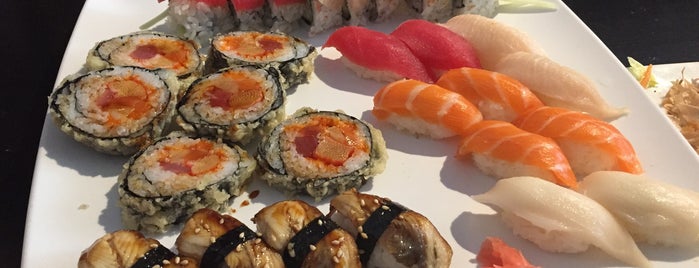 Sushi Joon is one of Lugares favoritos de Xinnie.