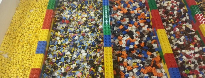 Minifigs Bricks and More is one of สถานที่ที่ Justin ถูกใจ.