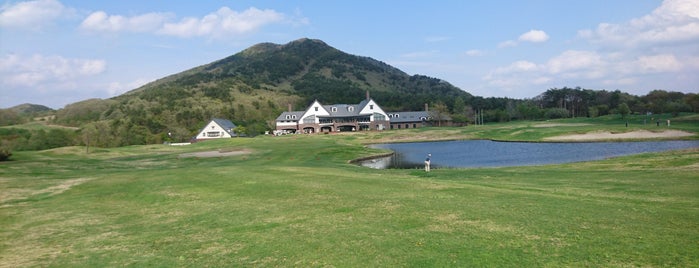 やくらいゴルフ倶楽部 is one of Tempat yang Disukai Atsushi.