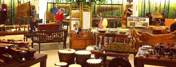 Pasaraya Grande is one of Tempat yang Disukai Remy Irwan.
