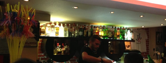 J&J Bar is one of Lugares favoritos de Ahmet Barış.