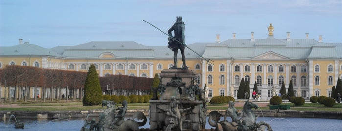Peterhof is one of Санкт-Петербург.