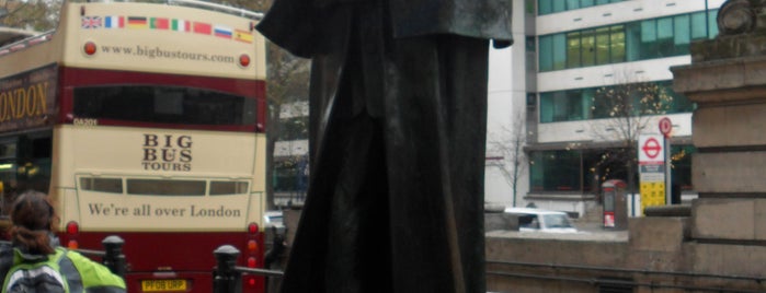 Sherlock Holmes Statue is one of London.