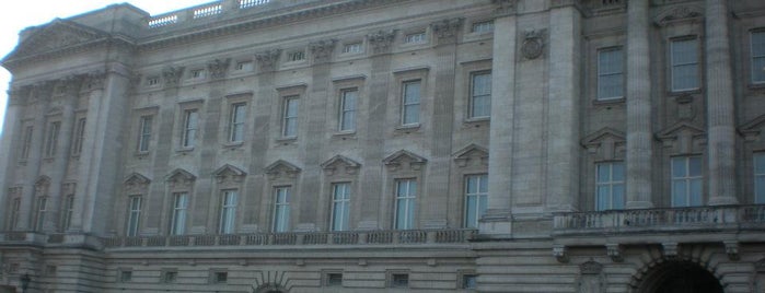 Букингемский дворец is one of London.